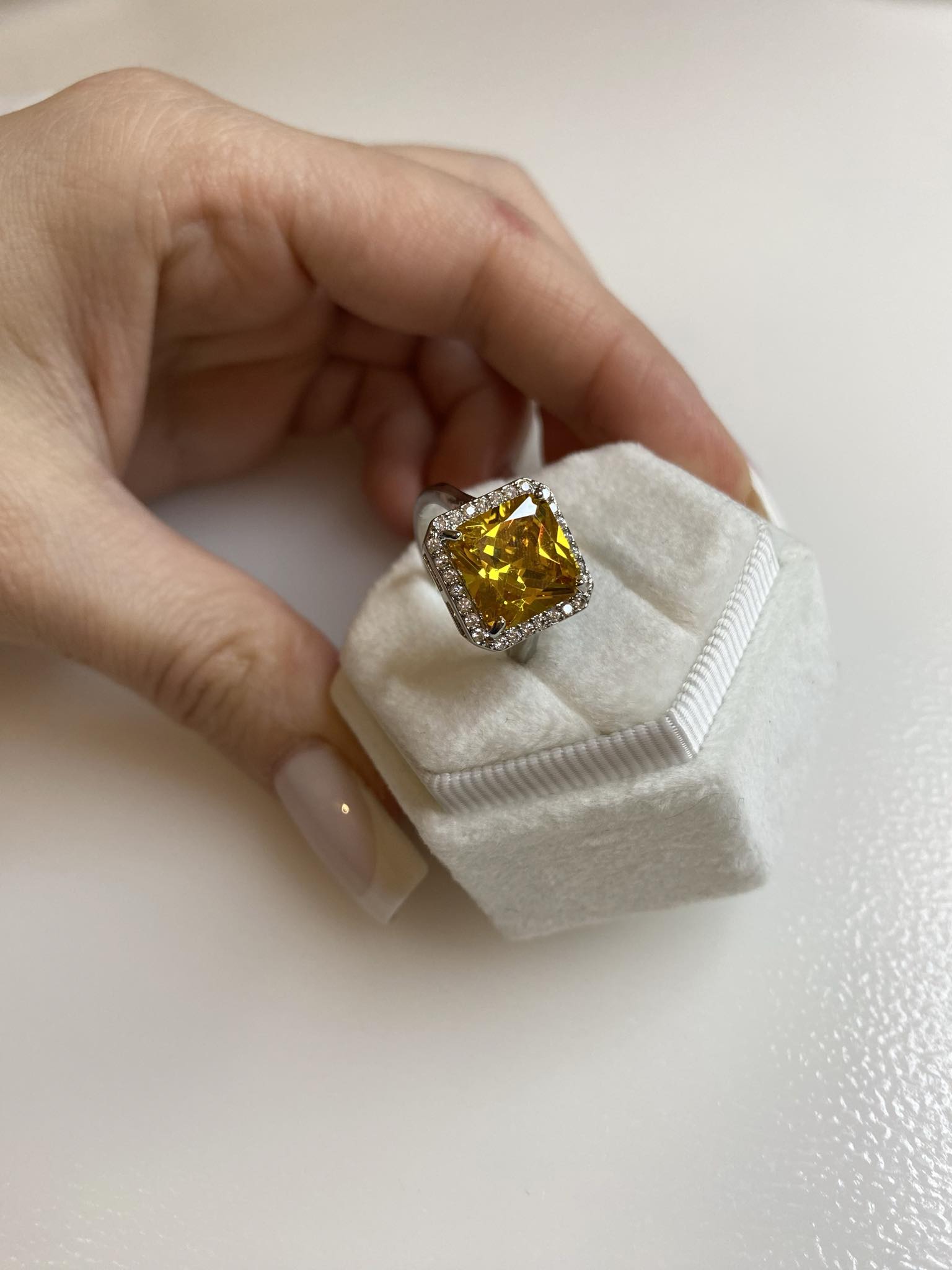 Pierścionek duża cyrkonia P31