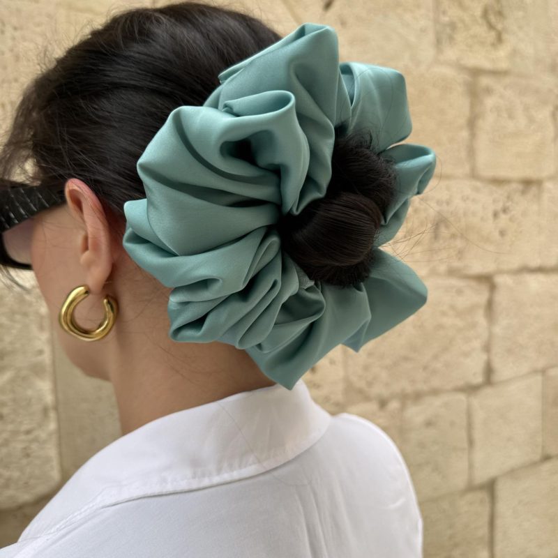 Satynowa gumka do włosów scrunchie blue