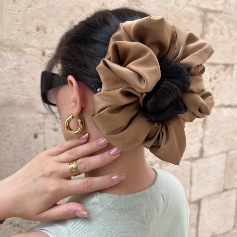 Scrunchie beż duża satynowa gumka