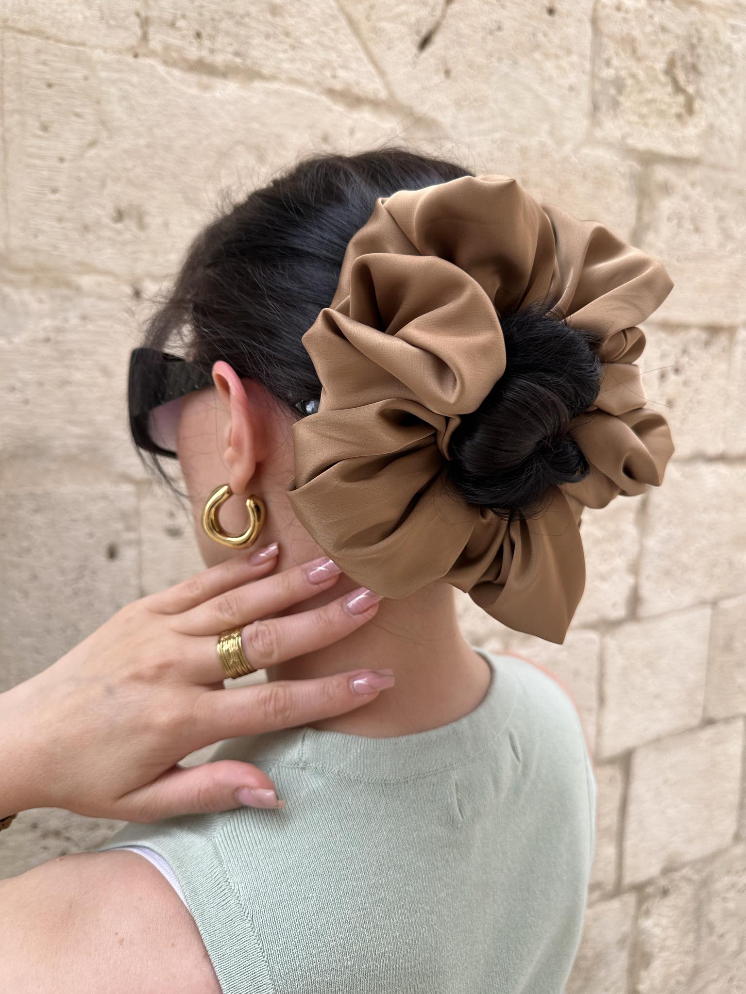 Scrunchie beż duża satynowa gumka