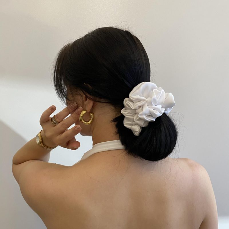 Scrunchie biała gumka satynowa