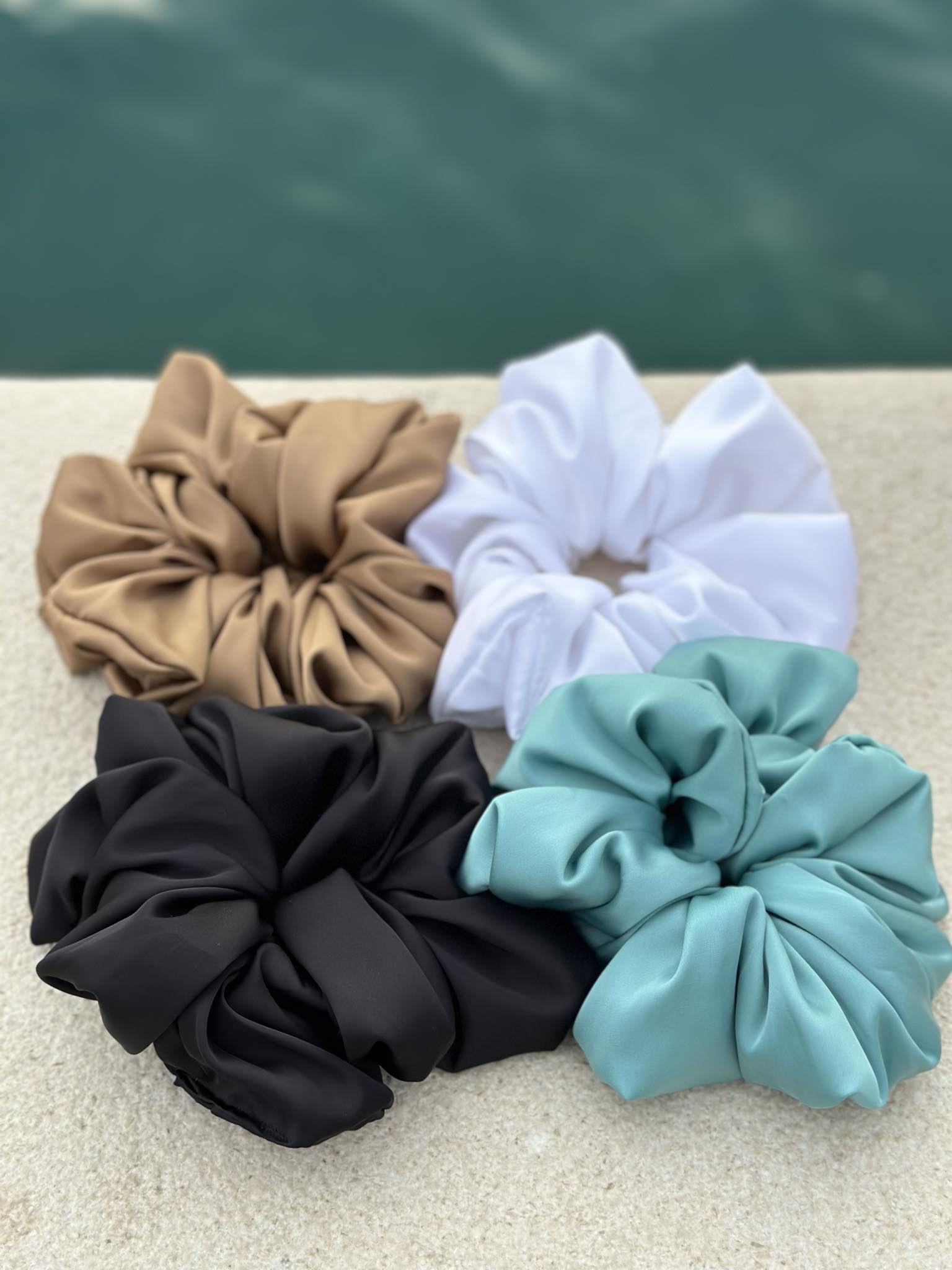 Scrunchie beżowa satynowa