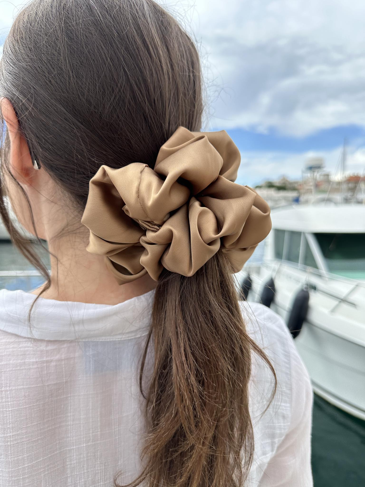 Scrunchie beż duża satynowa gumka