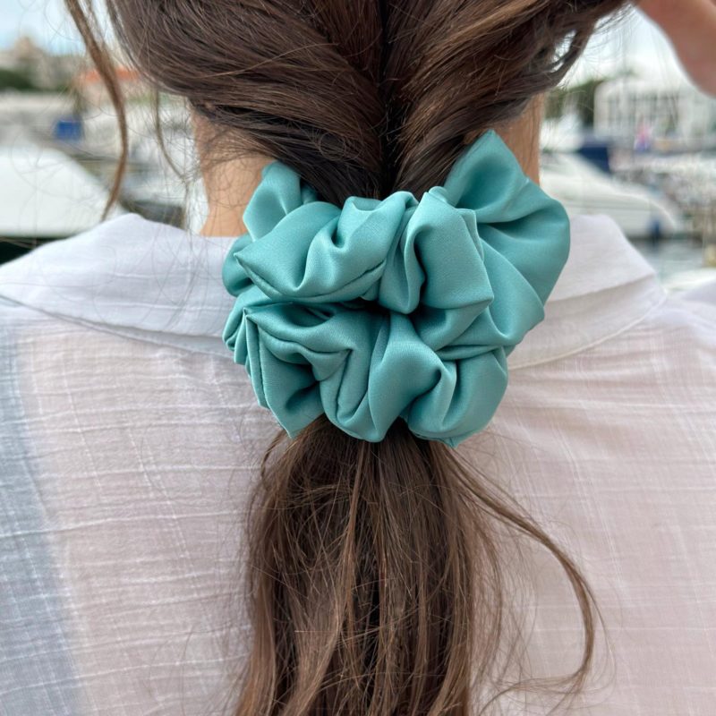 Scrunchie niebieska satynowa